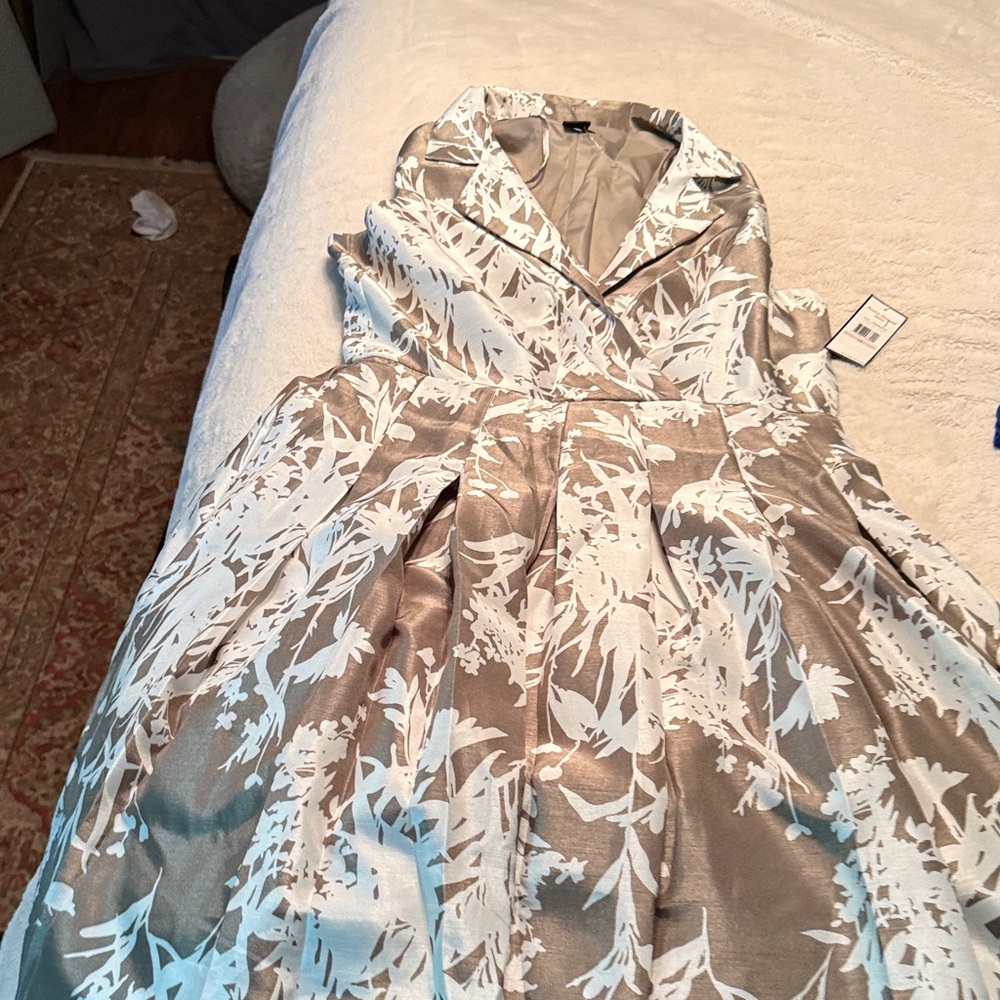 Stylish Floral Patterned Dress with Collar